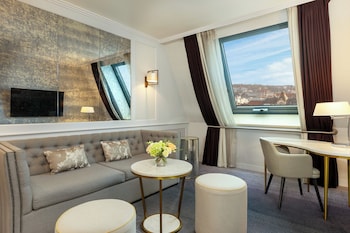 Executive Suite, 1 King Bed with Sofa bed