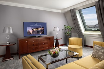 Suite, 1 King Bed, City View (Governor)