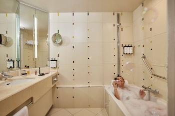 Deluxe Room, 1 King Bed, Sea View