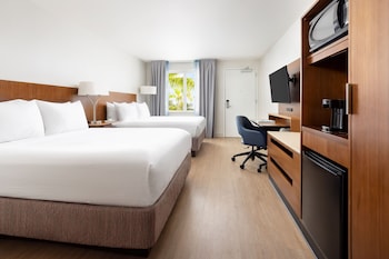 Room, 2 Queen Beds, Pool View