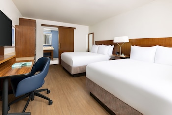 Room, 2 Queen Beds, Pool View