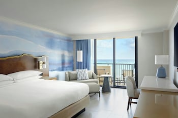Deluxe Room, 1 King Bed, Balcony (Mobility Accessible, Tub)