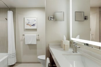 Deluxe Room, 1 King Bed, Partial Ocean View (Mobility Accessible, Tub)