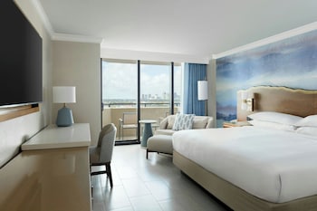 Deluxe Room, 1 King Bed, Balcony (Mobility Accessible, Tub)