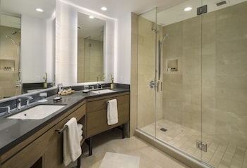 Deluxe View 1 King- 525sf 49sm Patio or balcony, premium pool views, oversized shower