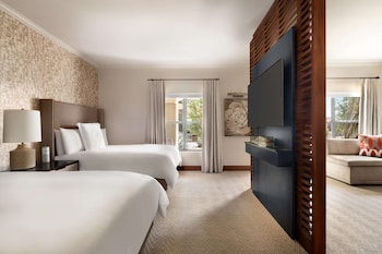 Fairmont Gold Jr Suite 2 Queen- 600sf 56sm Lounge access with breakfast, patio or balcony, tub