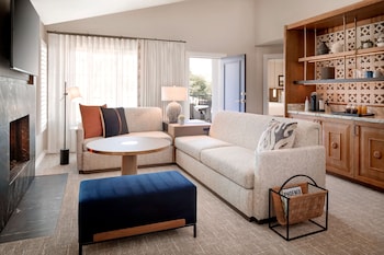 Privado One Bedroom Suite 2 Queen-850sf 79sm Patio or balcony, gas fireplace, soaking bathtub