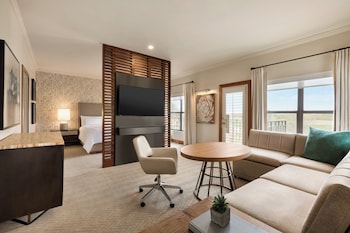 Fairmont Gold, Junior Suite, 2 Queen Beds, Golf View (Patio or Balcony)