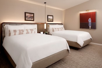 Privado One Bedroom Suite 2 Queen-850sf 79sm Patio or balcony, gas fireplace, soaking bathtub