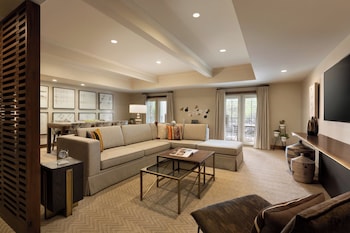Fairmont Gold 1 Bedroom Suite 1 King-1275sf 118sm Lounge with breakfast, Patio or balcony, tub