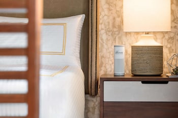 Fairmont Gold Jr Suite Golf View 1 King- 600sf 56sm Lounge with breakfast, patio or balcony
