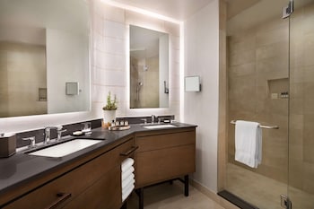 Fairmont 2 Queens Mobility Access Roll In Shower- 525sf 49sm Patio or balcony, Limited views