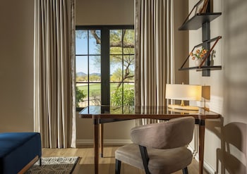 Privado One Bedroom Suite Golf View 1 King- 850sf 79sm Patio or balcony, gas fireplace, tub