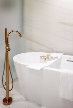Suite (Crescent)