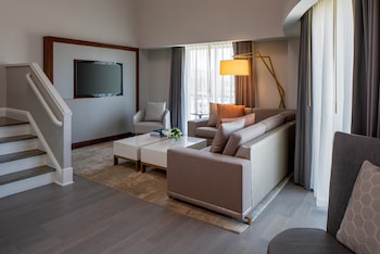 Suite (Crescent)