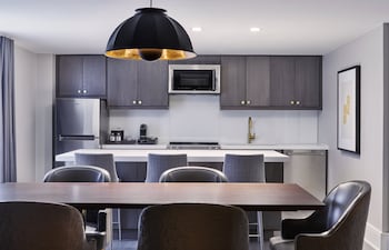 Suite (Crescent)