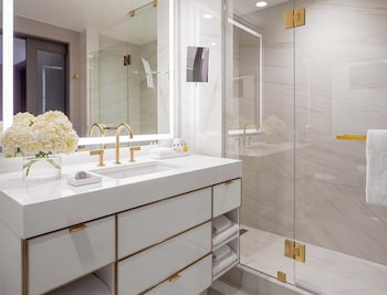 Premier Room, 1 King Bed, Hearing Accessible (Mobility/Hearing, RI Shower)