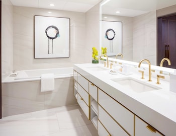 Junior Suite, Mobility Accessible (w/ RI Shower)