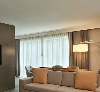 Junior Suite, Mobility Accessible (w/ RI Shower)