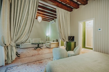 Suite, Pool Access