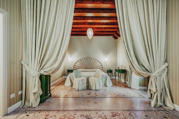 Suite, Pool Access