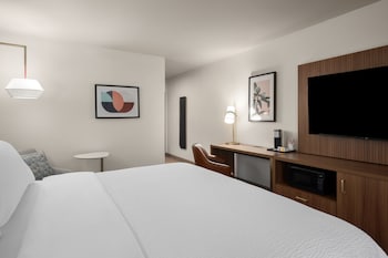 Standard Room, 1 King Bed, Roll-in Shower (Communications, Mobility)