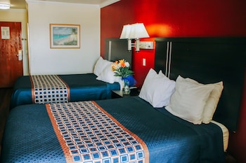 Standard Room, 2 Queen Beds, Non Smoking, Lake View (No Pets)