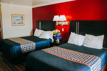 Standard Room, 2 Queen Beds, Non Smoking, Lake View (No Pets)