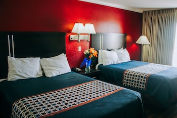 Standard Room, 2 Queen Beds, Non Smoking, Lake View (No Pets)