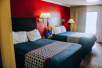 Standard Room, 2 Queen Beds, Non Smoking, Lake View (No Pets)