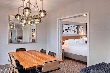 Premium Suite, 1 King Bed with Sofa bed