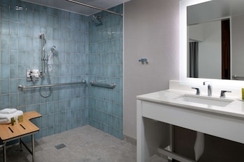 Room, 1 Queen Bed (Mobility & Hearing, Roll-in Shower)