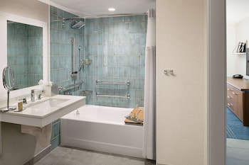 Room, 2 Queen Beds, Accessible, Bathtub (Mobility)