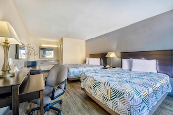 2 Queen Beds, Smoking, Refrigerator & Microwave