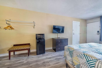 1 King Bed, Non Smoking, Refrigerator & Microwave