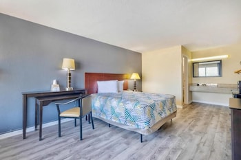 1 Queen Bed, Smoking, Refrigerator & Microwave
