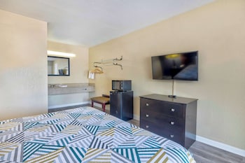 1 King Bed, Non Smoking, Refrigerator & Microwave