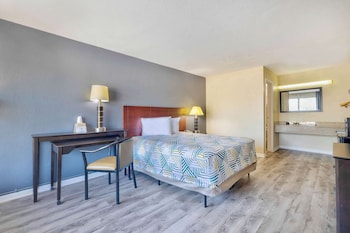 1 Queen Bed, Non Smoking, Refrigerator & Microwave