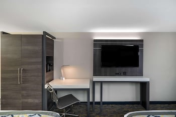Deluxe Room, 2 Queen Beds, Non Smoking