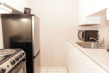 Studio Suite, 1 Queen Bed, Kitchen
