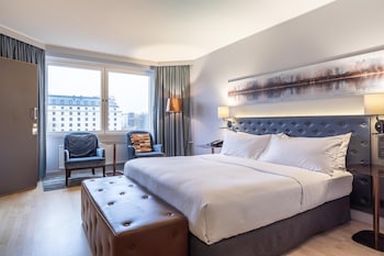 Suite, 1 King Bed, Canal View