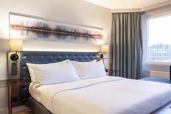 Suite, 1 King Bed, Sea View