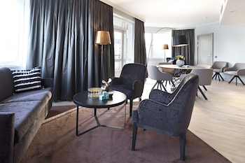 Suite, 1 King Bed, Sea View