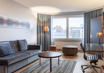 Suite, 1 King Bed, Canal View