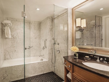 Deluxe Room, 1 King Bed, Roll-in Shower