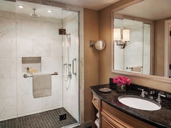 Deluxe Room, 2 Double Beds, Mobility Accessible