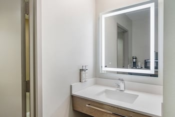 Standard Room, 1 King Bed, Accessible (Communications)