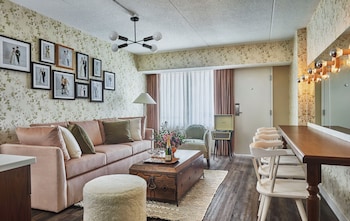 Suite, 1 King Bed