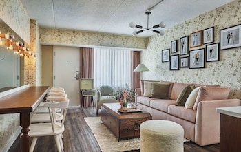 Suite, 1 King Bed