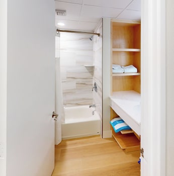 Suite, 2 Queen Beds (Side Ocean View)